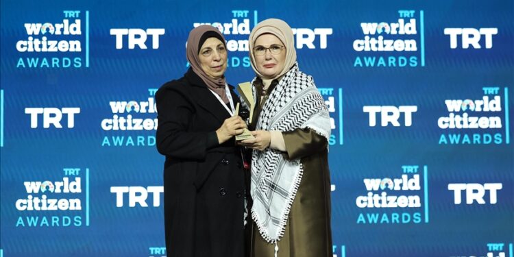 أمينة أردوغان تسلم جائزة صحفي فلسطيني قتلته إسرائيل لوالدته