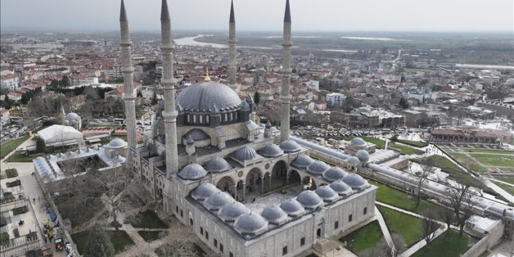 رائعة معمارية بتركيا.. مسجد "سليمية" يعود بسعته الكاملة في رمضان