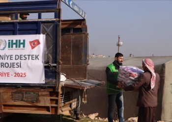 الإغاثة التركية ترسل 972 شاحنة مساعدات إلى سوريا خلال 2025