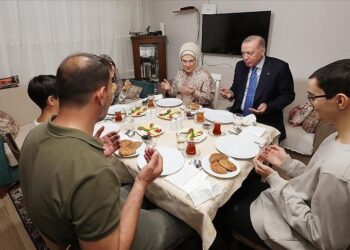الرئيس أردوغان يحل ضيفا على مأدبة إفطار عائلة تركية بإسطنبول