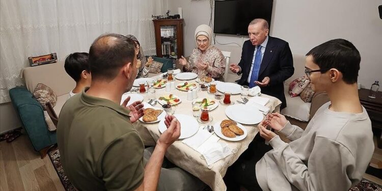 الرئيس أردوغان يحل ضيفا على مأدبة إفطار عائلة تركية بإسطنبول