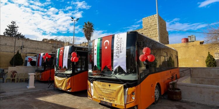 بلدية غازي عنتاب التركية تسلم 5 حافلات لنظيرتها في حلب بسوريا