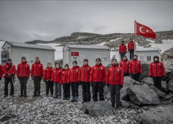 فريق الرحلة العلمية التركية العاشرة يصل القارة القطبية الجنوبية