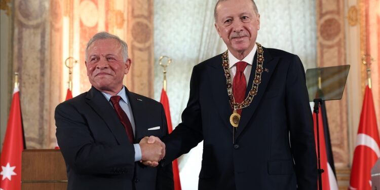 ملك الأردن يهدي الرئيس أردوغان "قلادة الحسين بن علي"