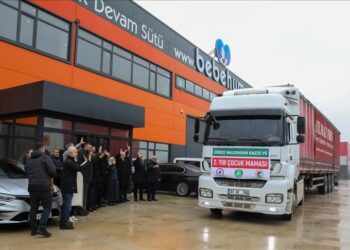 "دوزجة" التركية ترسل آلاف علب حليب الأطفال إلى غزة