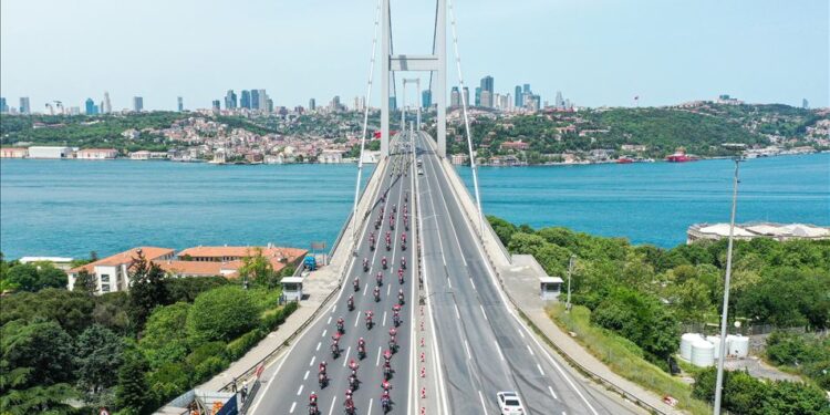 تركيا تبحث إشراك القطاع الخاص في تشغيل الطرق السريعة والجسور دون بيعها