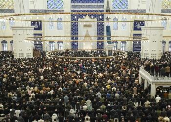 تركيا.. مساجد إسطنبول تفيض بالمصلين في صلاة عيد الفطر
