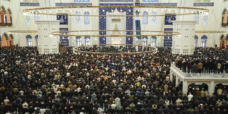 تركيا.. مساجد إسطنبول تفيض بالمصلين في صلاة عيد الفطر