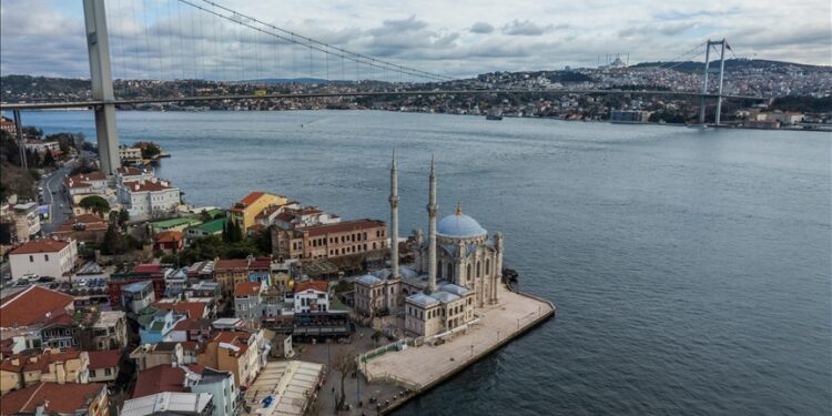 مسجد "أورطا كوي".. لؤلؤة البوسفور وفخامة العمارة العثمانية
