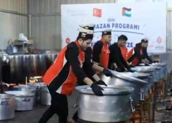 مديرية الأوقاف التركية توزع 10 آلاف وجبة إفطار يوميا في غزة