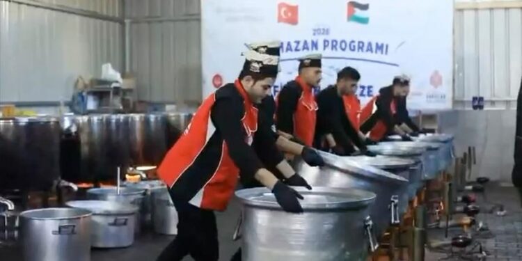 مديرية الأوقاف التركية توزع 10 آلاف وجبة إفطار يوميا في غزة