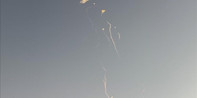 إصابات بالكويت واعتراض صواريخ ومسيرات في السعودية