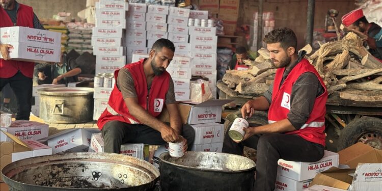 في رمضان.. الهلال الأحمر التركي يواصل تقديم وجبات بغزة وسوريا