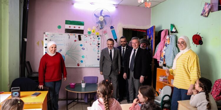 الهلال الأحمر التركي يوزع مساعدات غذائية في دمشق