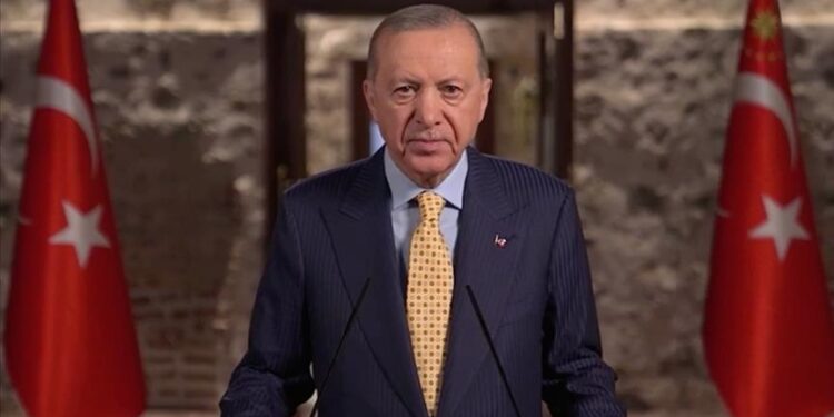 الرئيس أردوغان يعزي في شهداء المروحية المنكوبة بقطر