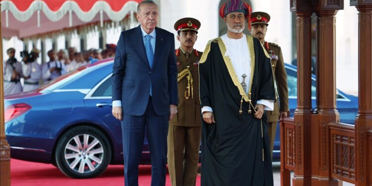 أردوغان يبحث مع سلطان عُمان العلاقات الثنائية وقضايا إقليمية