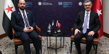 دوران يلتقي وزير الإعلام السوري في إسطنبول