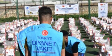 وقف الديانة التركي يقدم مساعدات لألف أسرة في كركوك
