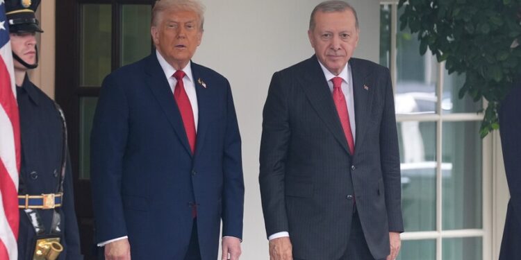 أردوغان وترامب يبحثان وقف إطلاق النار مع إيران وسبل تحويله لسلام دائم