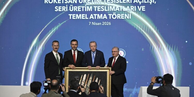 أردوغان يوقع على صاروخ "طيفون بلوك-4" التركي الفرط صوتي