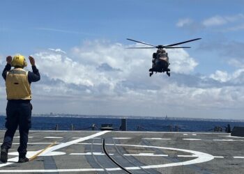 تركيا تجري تدريبات هبوط وإقلاع بمروحيتين على سفينتين قبالة الصومال