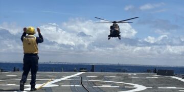 تركيا تجري تدريبات هبوط وإقلاع بمروحيتين على سفينتين قبالة الصومال