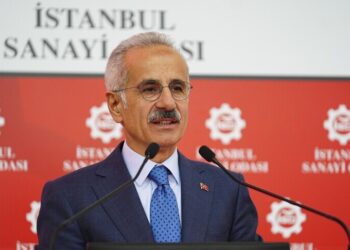 وزير النقل التركي: نصدر وقود الطائرات النفاثة ولا نعاني نقصه