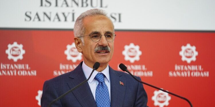 وزير النقل التركي: نصدر وقود الطائرات النفاثة ولا نعاني نقصه