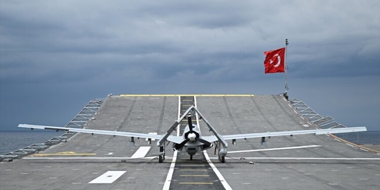 الجيش التركي يستخدم الذخيرة الحية في مناورات بحرية