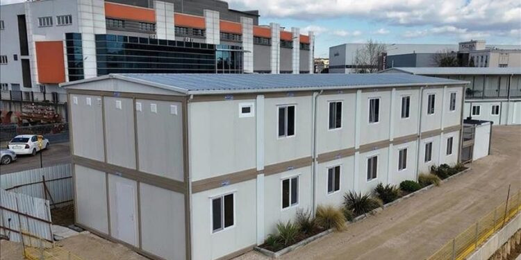 "كارمود" التركية تصدر كبائن حمامات متنقلة إلى أوكرانيا