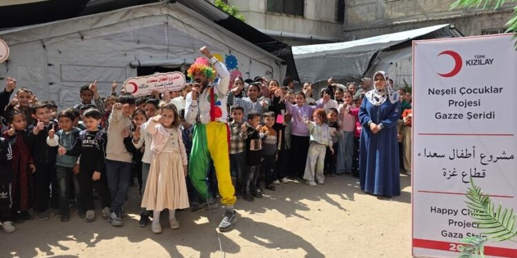 الهلال الأحمر التركي يواصل تقديم دعمه لأطفال غزة