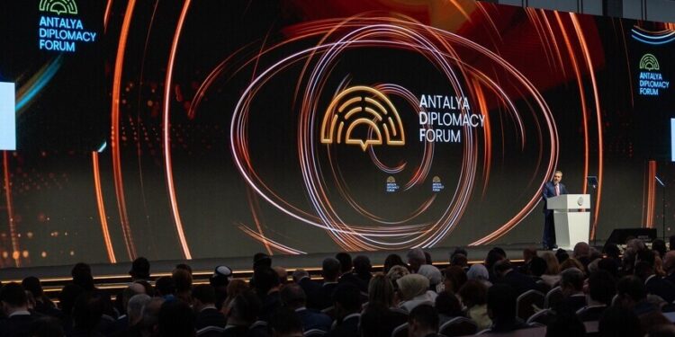 دير شبيغل: منتدى أنطاليا الدبلوماسي نسخة تركية من مؤتمر ميونيخ للأمن