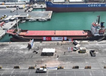 سفينة "الخير الثامنة" تنطلق من مرسين التركية إلى لبنان