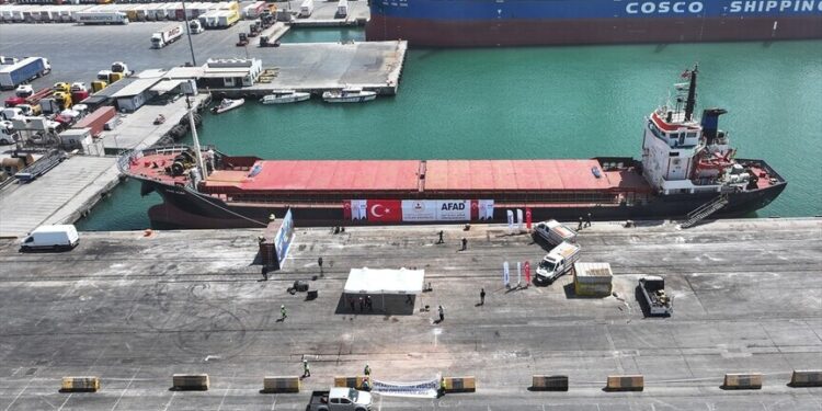 سفينة "الخير الثامنة" تنطلق من مرسين التركية إلى لبنان