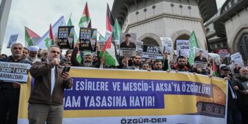 وقفة في إسطنبول رفضا لحصار "الأقصى" وإعدام الأسرى