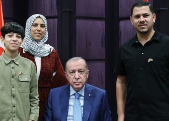 أردوغان يستقبل الطفل الفلسطيني رمضان أبو جزر في إسطنبول