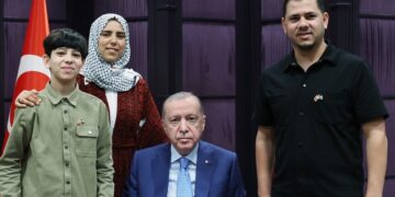 أردوغان يستقبل الطفل الفلسطيني رمضان أبو جزر في إسطنبول