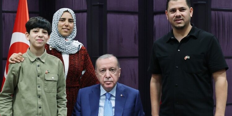 أردوغان يستقبل الطفل الفلسطيني رمضان أبو جزر في إسطنبول
