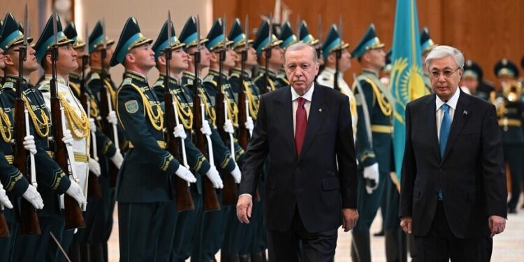 كازاخستان.. توكاييف يستقبل أردوغان بمراسم رسمية في أستانة