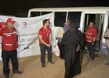 الهلال الأحمر التركي يوزع لحوم أضاحي على الأسر المحتاجة في السودان