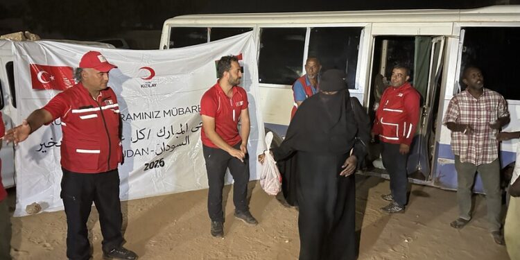 الهلال الأحمر التركي يوزع لحوم أضاحي على الأسر المحتاجة في السودان