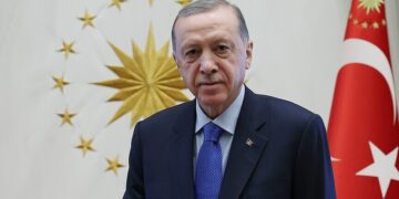 إسطنبول.. أردوغان يزور قبري والديه عشية عيد الأضحى