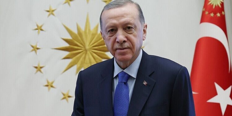 إسطنبول.. أردوغان يزور قبري والديه عشية عيد الأضحى
