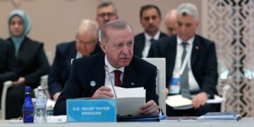 أردوغان: الأزمات تحتم على الدول التركية تعزيز الدفاع والتعاون