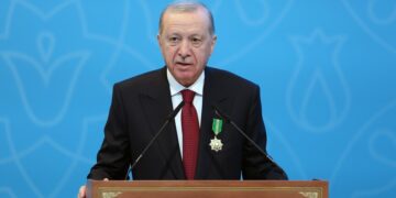أردوغان: سنواصل تعزيز "الممر الأوسط" لنقل البضائع والطاقة إلى الغرب