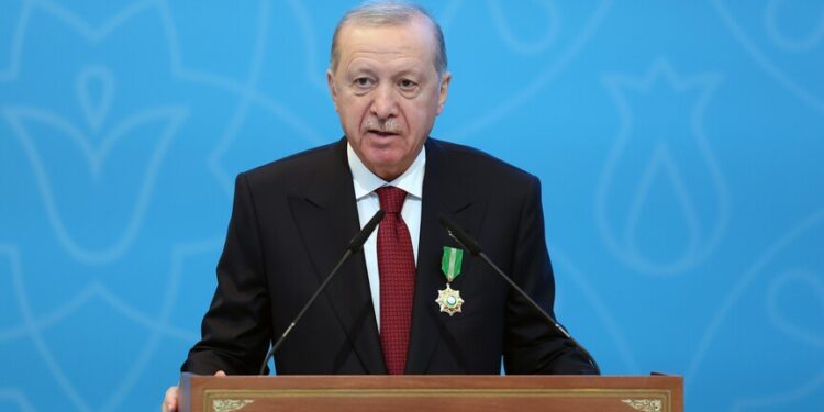 أردوغان: سنواصل تعزيز "الممر الأوسط" لنقل البضائع والطاقة إلى الغرب