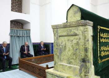 الرئيس أردوغان يزور ضريح المتصوف يسوي بكازاخستان