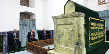 الرئيس أردوغان يزور ضريح المتصوف يسوي بكازاخستان
